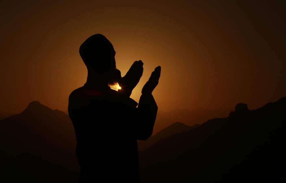 Мольба дуа. Мусульманин молится. Человек молится.